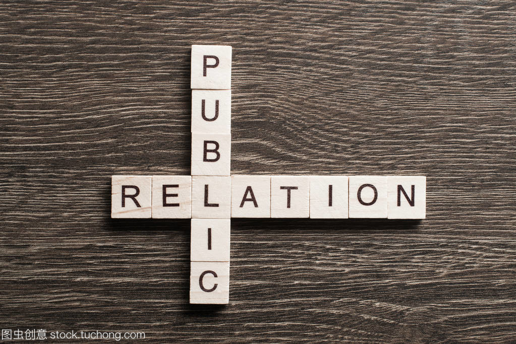 言的木制的多維數據集